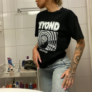 Svart T-shirt med tryck  - T-shirt med tryck "Beyond" knappt använd, som ny!! utropspris 40kr varsågoda ♥️♥️