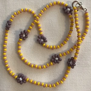 Halsband blommor - Handgjort halsband med blommor, 38,5 cm långt. Köparen står för frakten, 12kr. Samfraktar vid köp av flera smycken.