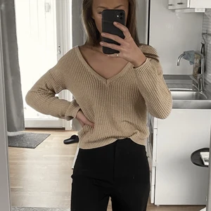 NA-KD - Deep front V-neck sweater XXS - Grovstickad tröja med djup V-ringning. Inköpspris 329kr, säljs för 160kr. Användbar tröja, något stor i storleken så passar även en XS/S som mig. 50% Bomull 50% Akryl