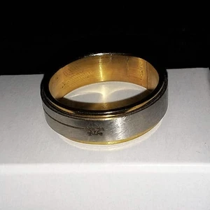 Ring med döskallemotiv  - Snygg ring I två delar som kan snurra på med döskallemotiv. Sällan använd och som ny. 