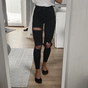 Gina Tricot - Gina curve jeans 36 - Stretchiga svarta jeans med hög midja och rips. Inköpspris 499kr, säljs för 200kr. Figurnära passform som framhäver kroppens kurvor. 98% Bomull 2% Elastan 