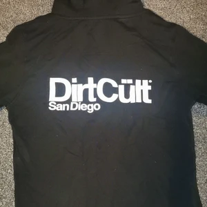 dirtcult tröja med dragkedja - Säljer min dirtcult hoodie med dragkedja storlek S, som ny. Säljer för 200 kronor. 