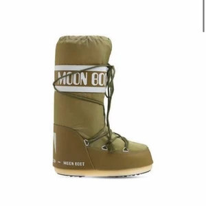 Moon boots  - Säljer ett par helt oanvända moon boots, säljs då de var fel storlek för mig🤍✨ skriv för mer bilder.