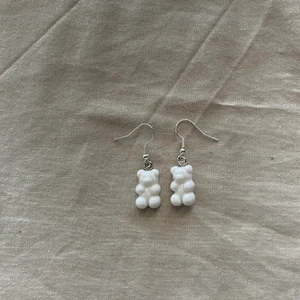 Öronhängen  - Jättesöta björnar ! Finns i olika färger om man kollar på alla bilder har både i guld och silver alla är nyckelfria!!💞