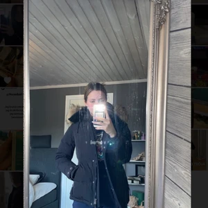 Hollies jacka dam - Jätte snygg hollies jacka i storlek 36. Jätte bra skick och fin figursydd passform! Säljer den för 800 kr men vid snabb affär är jag villig att gå ner i pris. 