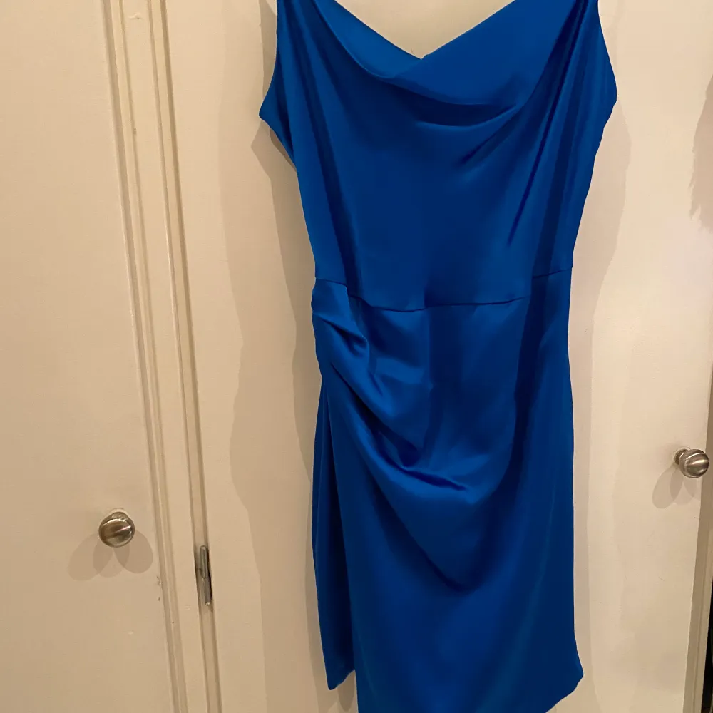 Superfin blå klänning från zara, aldrig använd! Lapparna sitter på. Perfekta nyårsblåsan 💙 slutsåld på nätet och i butik! 350 + frakt . Klänningar.