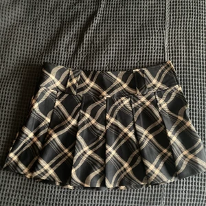 I am gia low waist kjol  - Kjol från i am gia, modellen Carmel, den är i M men liten i storleken så vill man ha den low Waist och är en S passar den perfekt💌 Använd typ en gång! Är helt slutsåld och säljs för upp mot 1500kr på depop