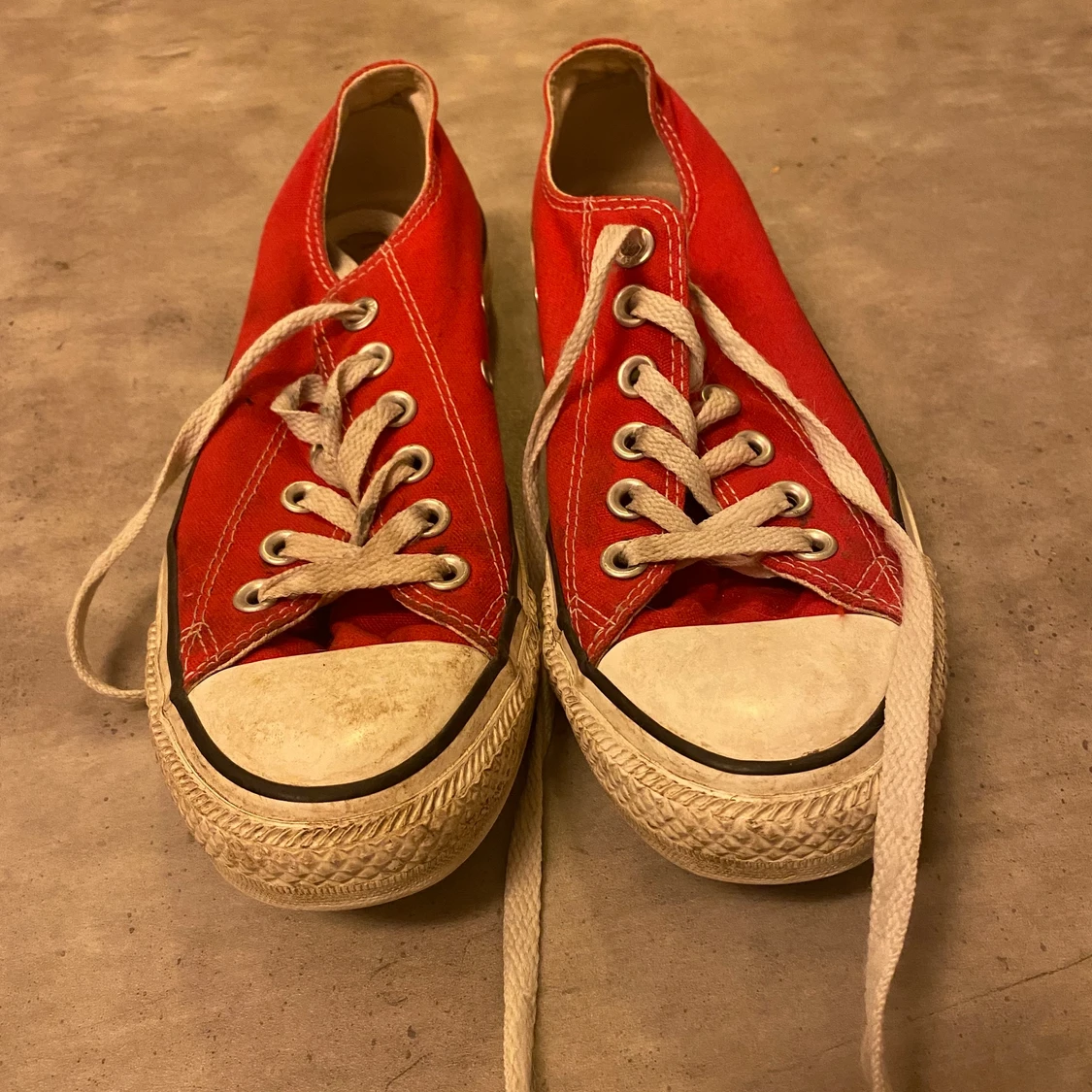 Låga röda converse