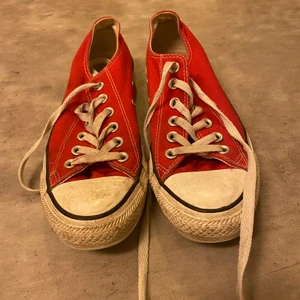 Låga röda converse - I storlek 37,5. Använda. Kan skickas men köparen står för frakten.