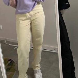 Beiga bdg jeans - Säljer dessa BDG Urban Outfitters jeans i super snygg färg på grund av att de inte kommer till användning, Nypris:600kr, använd ett par gånger men i fint skick, inga skador eller defekter💗