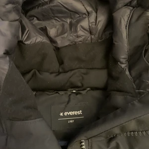 Everest jacka i storlek 38.  - Jag säljer denna nästan oanvända everest jacka då den inte kommer till användning. Jackan är i storlek 38 men skulle funka till en 36 med. Kan mötas up i Linköping. Annars skickar jag den på posten. Jackan kostar 1299 i butik men säljer den för 500. Pris kan diskuteras och ni står för frakten.  Ställ frågor om det är något ni undrar över. 