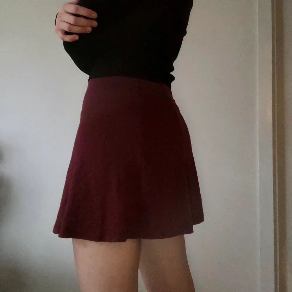 En vinröd kjol med resår i storlek XS. Köpte den för tre år sedan men har inte använt den mycket för att den har blivit för liten för mig som oftast har S/38 på underdelar :( Den är väldigt bekväm och passar bra till höst-och juloutfits❤️ Köparen står för frakt!. Kjolar.