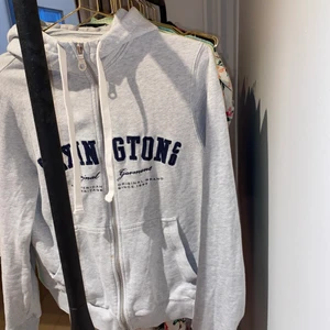 Lexington Huvtröja - Jättemysig lexington tröja!!! Den är i storlek S och köptes för 1400kr för ca 1år sen men kommer aldrig till användning :(. Den är lite sliten vid ena armen, skickar bild vid intresse❤️❤️❤️.