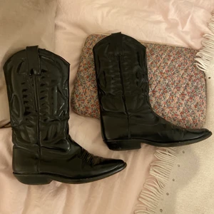 Cowboyboots  - Snygga cowboy boots / stövlar! Köptes på plick men har aldrig använt själv, de känns som nya! Stl 38 men passar även 37🥰 