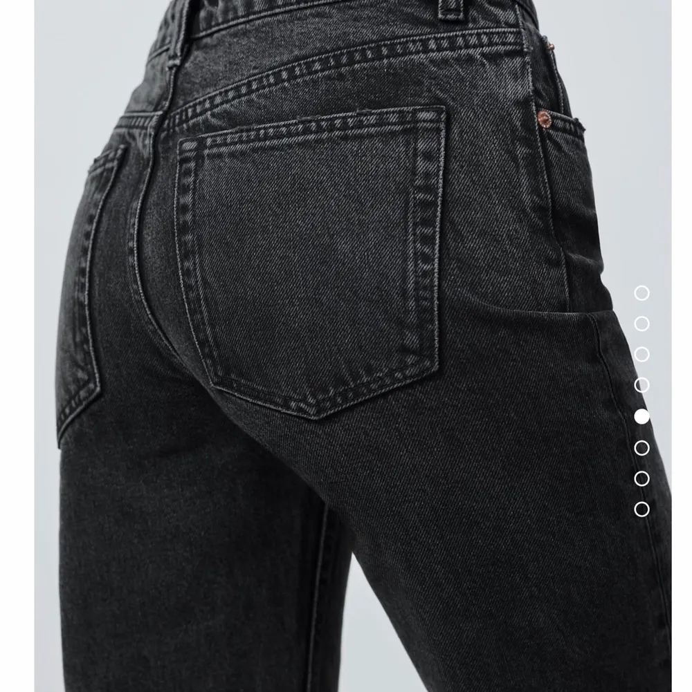 Säljer dessa populära mid waist jeansen från zara i den svarta färgen💕 helt oanvända med lappar kvar, säljer pga att de tyvärr var för små för mig😕✨. Jeans & Byxor.