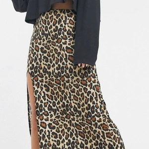 Kjol med slits  - Midjekjol i leopardprint från ASOS, aldrig använd 