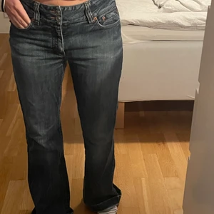 Lågmidjade jeans - Sååå snygga jeans köpta på sellpy. De är lågmidjade och ”bootcut”. Säljer de då tyvärr är lite för stora för mig. De sitter baggy på mig som har xs/s. Så skulle säga att de passar både xs/s/m beroende hur man vill att de sitter.💓💓