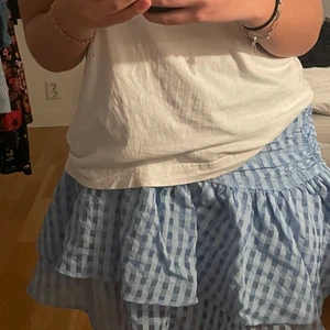 Rutig kjol - Superfin kjol från H&M!! Den är aldrig använd så i perfekt skick💓 säljer då den är lite för stor