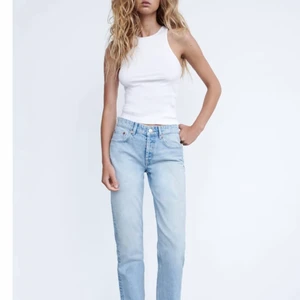 Midrise jeans zara - Säljer dessa slutsålda midrise jeans från Zara. Köpte de på Plick men de var tyvärr för stora för mig. De är gott som nya. Skulle också kunna tänka mig att byta mot samma fast i storlek 32. Kontakta mig privat för fler bilder eller frågor!💕🙌🏻
