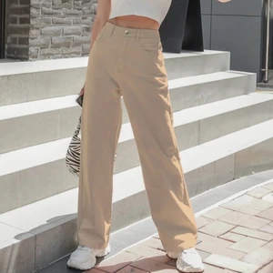 beiga raka jeans - Säljer mina jättefina beiga raka jeans då de tyvärr inte kommer till användning. De är i storlek S och de är bra i längden på mig, jag är 168 cm och de går precis ovanför naveln på mig. Aldrig använda, bara testade. Säljer dom för 120 kr + frakt💞