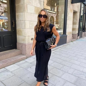 Twist and Tango klänning  - Inte min bild. Säljer min svarta klänning från Twist and Tango, köpt i somras i deras butik i Stockholm. Använd 1 gång. Medkommer ett skinnband i midjan (som på bild). Men går att ta av.