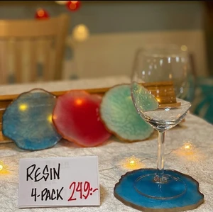 Underlägg i Resin - Här har vi våra underlägg i resin som vi säljer, just nu är de dessa tre färger som vi erbjuder men vem vet snart kanske det kommer andra nyheter😉  Som vi tidigare har nämt så är resin ett material som är en plastliknande tvåkomponent som är väldigt hållbart och både värmetåligt upp till 50 grader och tåligt för kyla! Vi har även en unik design där kanterna är ytterst lite upphöjda vilket inte påverkar designen i utseendet men däremot förbättrar användningen, detta gör att kondens som rinner ner