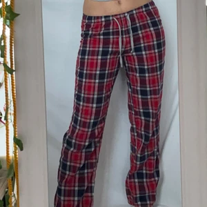 Rutiga pyjamasbyxor  - Trendiga Rutiga pyjamasbyxor. Visas på storlek M men passar även S och Xs beroende på önskad passform. Köpare står för 57kr spårbar frakt. Plagget är i defetfritt second hand skick. Högsta bud 70! Budgivning sker privat och avslutas 24h efter senaste bud (markeras med att plagget markeras sålt) så bara buda på tills dess!!
