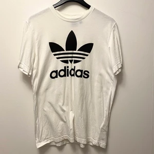 Adidastshirt - T-shirt från adidas i fint skick, storlek M🥰❤️