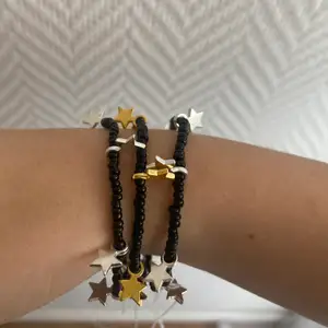 Säljer dessa svarta armband med guld eller silver stjärnor för 20kr styck, 2 för 25, 3 för 30kr och gratis frakt 