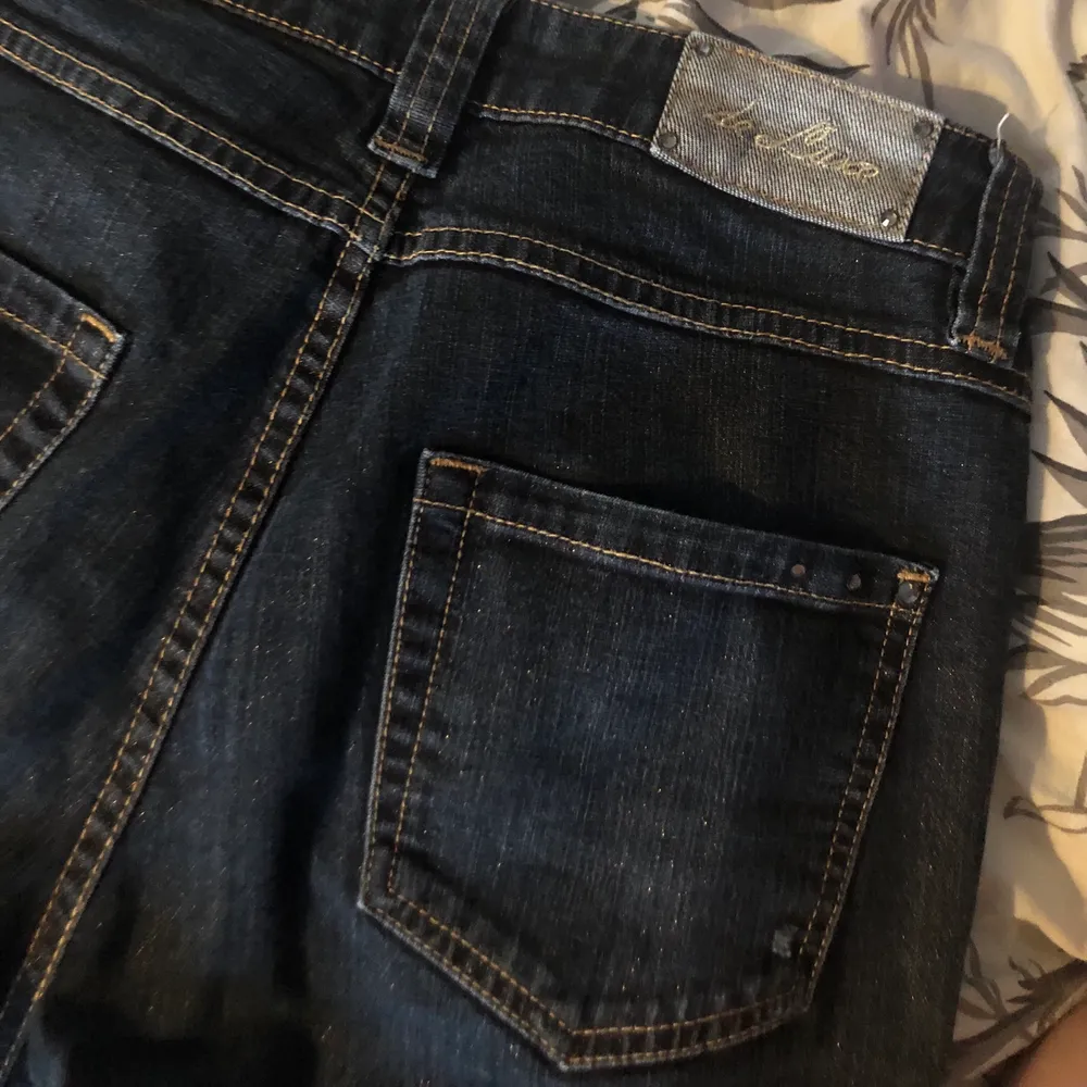 Mörkblåa lågmidjade jeans ifrån flashjeans🌟storlek: 36  (dom är lite långa på mig som är 162 cm. Jeans & Byxor.