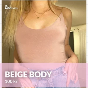 Beige body oanvänd  - En så elegant och fin body från Gina Tricot. Använd ca 2 ggr, så helt som ny i kvaliten. Stretchig i materialet och inte alls sådär jobbig i skrevet som vissa bodys kan vara! Storlek S, men passar M med 🤍🤍