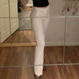 Kostymbyxor  - Säljer dessa vita supersnygga kostymbyxor från bikbok.💕💕