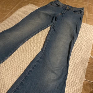 Blåa bootcut - Säljer ett par coola blåa bootcut jeans som jag inte använder längre 💖 på sista bilden ser ni hur de ser ut på baksidan och ser färgen tydligare på byxorna (i dagsljus) Nypris: 700kr 🤘🏼 köparen betalar pris+frakt 💞