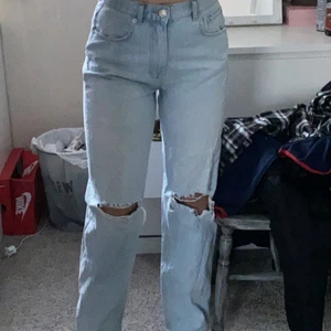 90 high waist jeans - Säljer mina jenas från Gina. Storlek 38. Dem är i super fint skick. Säljer de för 100 kronor och du står för fraktkostnad själv. 