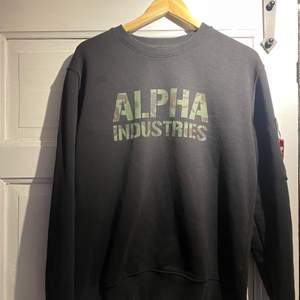 En alpha Industries tjock tröja. Använd fåtal gånger. 