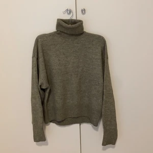 Stickad polo tröja  - Grön aktig polo tröja storlek 36. Kragen är inte för tajt utan perfekt och tröjan sitter pösigt☺️står inte för postens slarv och köparen står för frakten