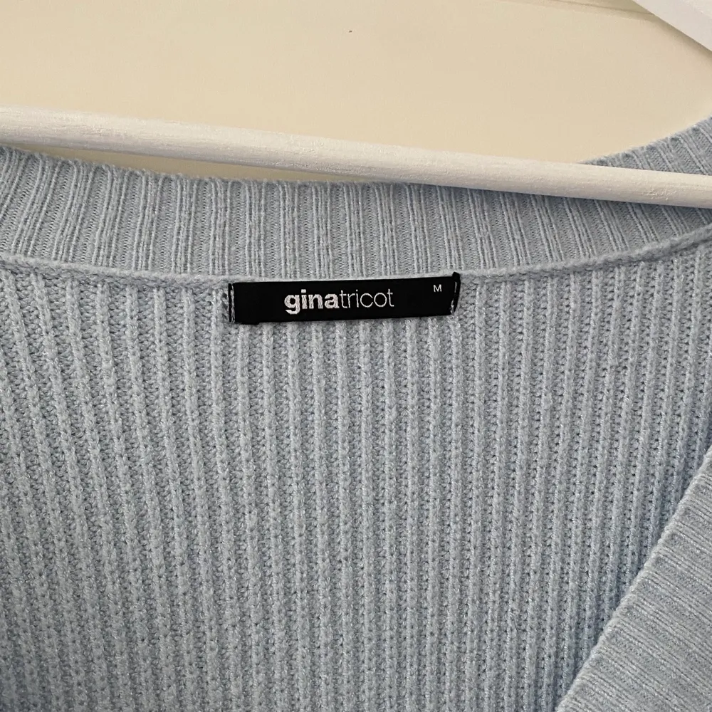 En stickad tröja från ginatricot i storlek M med 3 knappar. Väldigt mjuk och bekväm i materialet perfekt nu till hösten. I färgen baby blå, väldigt fin. Stickat.