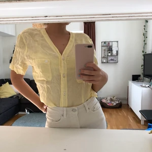 Burberry topp/skjorta - Jättefin ljusgul kortärmad skjorta/topp från Burberry