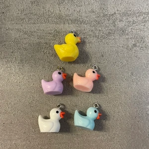 Ankor  - 2kr/st. Ringa in den du vill ha. Har 5st av varje färg förutom gul och gula ankor har jag 10 st