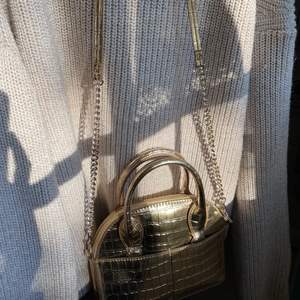Säljer en fin guldig väska från Zara! Fin till hösten, köptes för nått år sen och använd fåtal gånger! Nypris: 260kr  nuvarande: 100kr🧡⚡️⚡️