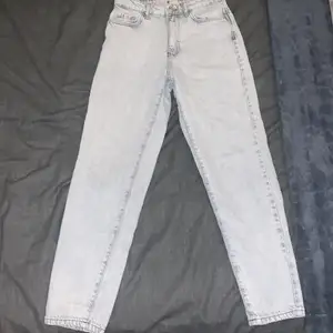 Ljusgråa mom jeans, använda fåtal gånger. Betalning sker via Swish. Säljs för 350 kr eller högsta bud.