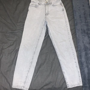 Mom jeans. Storlek 34/XS - Ljusgråa mom jeans, använda fåtal gånger. Betalning sker via Swish. Säljs för 350 kr eller högsta bud.