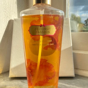 Victoria’s Secret “coconut passion” - Victoria’s Secret bodymist med doft av kokosnöt. I bra skicka och är använd ett par gånger genom åren. Kund står för frakt. 
