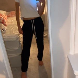 Linne byxor - Jättesnygga svarta linne byxor från h&m. Kan inte hitta de på hemsidan så tror de är slutsålda