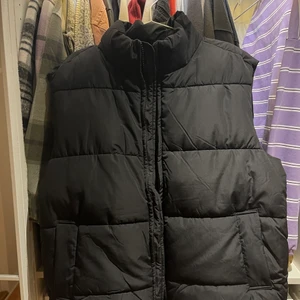 Väst från Monki - Helt ny och oanvänd, jättefin väst från Monki💕 350kr, pris kan diskuteras vid snabb affär!💓