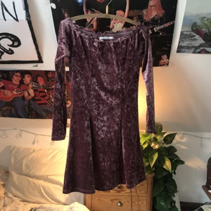 Mini dress i rosa sammet  - En rosa sammets mini dress från märket Skill. I helt oanvänt skick!! Den är ”axellös”, alltså går inte över axlarna:) Köparen står för frakten <3 (färgen syns bäst på första bilden)