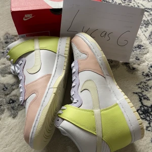 Nike Dunk High Lemon Twist 🍋  - Säljer helt nya (oanvända) eftertraktade nike sneakers. Det är storlek EU42 Tänker mig 1350 kr för de. Kan upphämtas i Linköping eller fraktas för 99kr📦