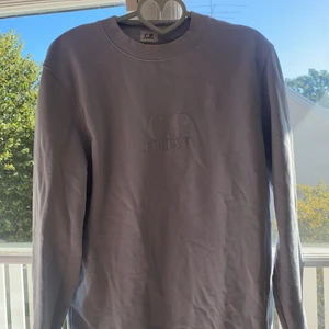 Cp company tröja storlek S - Jag säljer tröjan för att de är förlåten för mig. Den är i fint skick inga hål eller fläckar.
