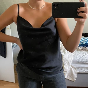 Sidenlinne från SisterS point i XS - Sidenlinne ifrån SisterS point i storlek XS. Linnet är i bra skick. Den har justerbara band och får ett fint fall över bröstet. Passar den som är xs-s. Säljer för 100 kr exlusive frakt.