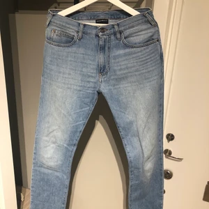 Armani Jeans  - Säljer ett par Armani Jeans då de är lite för små. Använda en gång sen köpte jag samma byxa fast större storlek. Således i nyskick. Storlek 32 och med mina 186cm i längd sitter de perfekt. Nypris cirka 2000kr för jeansen. Mötes upp i centrala Linköping eller så postas byxorna. Vid det senare alternativet står köparen för frakten. 